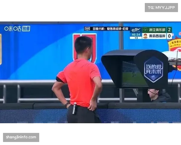 焦点瞬间:当值主裁经VAR提醒后,亲自回看录像取消了一粒可能的点球 焦点瞬间:当值主裁经VAR提醒后,亲自回看录像取消了一粒可能的点球